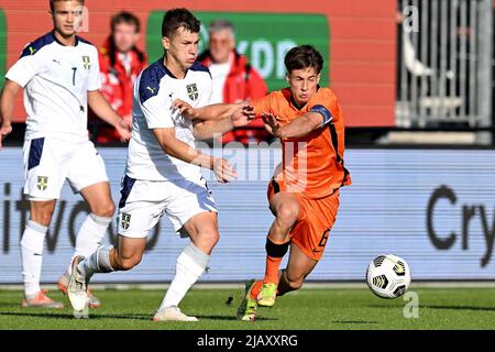 ALMERE - (lr) Nemanja Krsmanovic aus Serbien U19, Lennard Hartjes aus den Niederlanden U19 während des Qualifikationsspiel der UEFA-Europameisterschaft zwischen den Niederlanden U19 und Serbien U19 im Yanmar-Stadion am 1. Juni 2022 in Almere, Niederlande. ANP | NIEDERLÄNDISCHE HÖHE | GERRIT AUS KÖLN Stockfoto
