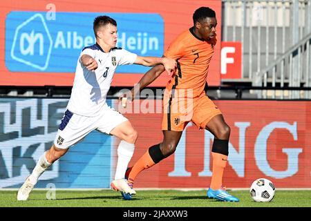 ALMERE - (lr) Nemanja Krsmanovic aus Serbien U19, Noah Ohio aus den Niederlanden U19 während des UEFA-Europameisterschafts-Qualifikationsspiel zwischen den Niederlanden U19 und Serbien U19 im Yanmar-Stadion am 1. Juni 2022 in Almere, Niederlande. ANP | NIEDERLÄNDISCHE HÖHE | GERRIT AUS KÖLN Stockfoto