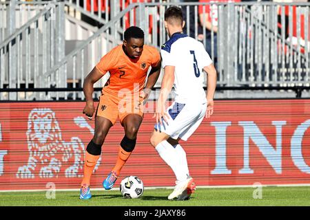 ALMERE - (lr) Noah Ohio of Netherlands U19, Nemanja Krsmanovic of Serbia U19 während des UEFA European Championship Qualification Matches zwischen den Niederlanden U19 und Serbien U19 im Yanmar Stadium am 1. Juni 2022 in Almere, Niederlande. ANP | NIEDERLÄNDISCHE HÖHE | GERRIT AUS KÖLN Stockfoto