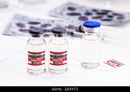 Monkeypox-Impfampullen oder -Fläschchen, epidemische Impfung, Kopierraum Stockfoto