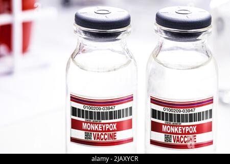 Ampullen oder Fläschchen mit Impfstoff gegen Monkeypox, seltene Krankheiten, Pharmaindustrie, Forschung zur epidemischen Impfung, Kopierraum Stockfoto