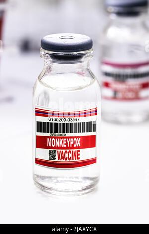Ampullen oder Fläschchen mit Impfstoff gegen Monkeypox, seltene Krankheiten, Pharmaindustrie, Forschung zur epidemischen Impfung, Kopierraum Stockfoto