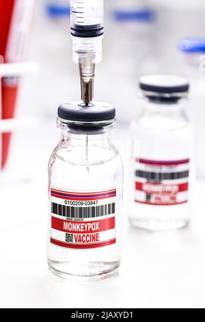 Spritze punktigende Monkeypox-Impfstoffampullen oder -Fläschchen, Pharmaindustrie, Forschung zur epidemischen Impfung, Kopierraum Stockfoto