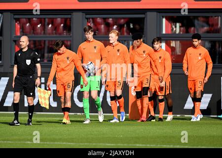 ALMERE - Players of the Netherlands U19 während des UEFA European Championship Qualification Matches zwischen den Niederlanden U19 und Serbien U19 im Yanmar Stadium am 1. Juni 2022 in Almere, Niederlande. ANP | NIEDERLÄNDISCHE HÖHE | GERRIT AUS KÖLN Stockfoto