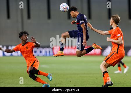 NETANYA, ISRAEL – 1. JUNI: Jaden Slory aus den Niederlanden U17, Warren Zaire Emery aus Frankreich U17 und Dean Huijsen aus den Niederlanden U17 während des UEFA-U-17-Europameisterschaftsfinales zwischen Frankreich U17 und den Niederlanden U17 im Netanya-Stadion am 1. Juni 2022 in Netanya, Israel (Foto: NIR Keidar/BSR Agency) Stockfoto