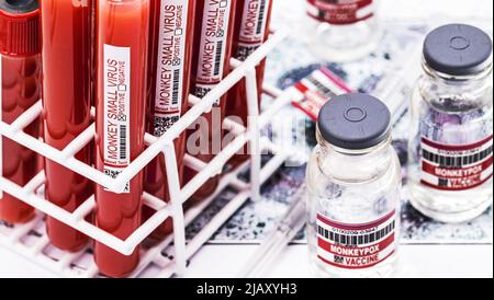 Röhrchen zur Blutentnahme mit Blut, das durch Monkeypox kontaminiert ist, Impfstoffe im Hintergrund, Pharmaindustrie Stockfoto