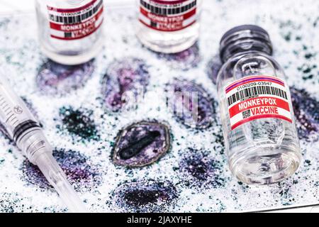 Impffläschchen mit Monkeypox-Virus, mit mikroskopischer Aufnahme des Virus im Hintergrund, Pandemieforschung und -Studie Stockfoto
