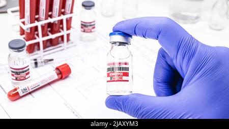 Apotheker Hand hält Ampulle oder Fläschchen mit Monkeypox-Impfstoff, Copyspace Stockfoto