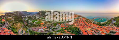 Schöne Panorama-Luftaufnahme von einer fliegenden Drohne der Sehenswürdigkeiten der Altstadt von Ventimiglia und der Küste von Cala del Forte, der neuen Marina in Stockfoto