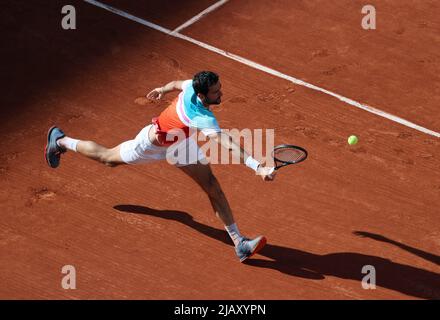 Paris, Frankreich. 01.. Juni 2022. Marin Cilic aus Bosnien-Herzegowina spielt am Mittwoch, den 1. Juni 2022, gegen den Russen Andrey Rublev während des Finalmatches der French Open im Roland Garros in der Nähe von Paris, Frankreich. Foto von Maya Vidon-White/UPI Credit: UPI/Alamy Live News Stockfoto