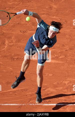 Paris, Frankreich. 01.. Juni 2022. Der Russe Andrey Rublev spielt am Mittwoch, den 1. Juni 2022, gegen Marin Cilic aus Bosnien-Herzegowina während des Finalmatches der French Open im Roland Garros in der Nähe von Paris, Frankreich. Foto von Maya Vidon-White/UPI Credit: UPI/Alamy Live News Stockfoto