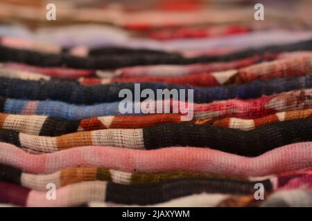 Mehrfarbige Stoffe und Muster auf dem Markt Stockfoto