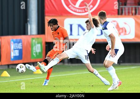ALMERE - (lr) Mimeirhel Benita aus den Niederlanden U19, Dorde Gordic aus Serbien U1, Nemanja Krsmanovic aus Serbien U19 während des UEFA-Europameisterschafts-Qualifikationsspiels zwischen den Niederlanden U19 und Serbien U19 im Yanmar-Stadion am 1. Juni 2022 in Almere, Niederlande. ANP | NIEDERLÄNDISCHE HÖHE | GERRIT AUS KÖLN Stockfoto