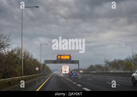 Met Eireann Wetterwarnschild über Autobahn warnt Fahrer von zu erwartenden stürmischen Wind auf der Straße. M50, Dublin. Irland. Stockfoto