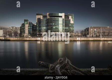 Das International Financial Services Center am Custom House Quay vor dem Liffey River. Dublin, Irland. Stockfoto