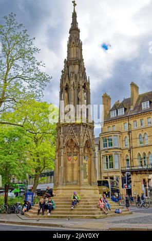 OXFORD CITY, DAS RANDOLPH HOTEL UND DAS MARTYRS MEMORIAL MIT BÄUMEN IM FRÜHLING Stockfoto