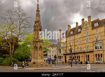 OXFORD CITY, DAS RANDOLPH HOTEL UND DAS MARTYRS MEMORIAL Stockfoto