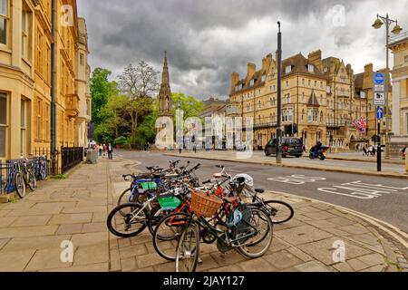 OXFORD CITY ST GILES DAS RANDOLPH HOTEL MARTYRS MEMORIAL UND EIN HAUFEN FAHRRÄDER Stockfoto