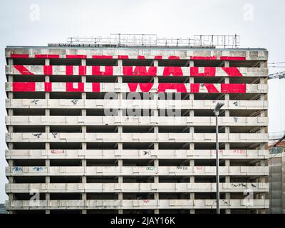 Berlin, Deutschland, 13. April 2022: Menschen laufen auf der Straße.beliebtes Touristenziel in Berlin Stockfoto