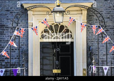 London, Großbritannien. 01.. Juni 2022. Vor den NR. 10 und NR. 11 wurden Bunting und Flaggen aufgesetzt, um das Jubiläumswochenende zu feiern und das Platin-Jubiläum der Königin zu feiern. Kredit: Imageplotter/Alamy Live Nachrichten Stockfoto