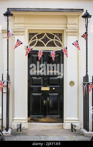 London, Großbritannien. 01.. Juni 2022. Vor den NR. 10 und NR. 11 wurden Bunting und Flaggen aufgesetzt, um das Jubiläumswochenende zu feiern und das Platin-Jubiläum der Königin zu feiern. Kredit: Imageplotter/Alamy Live Nachrichten Stockfoto