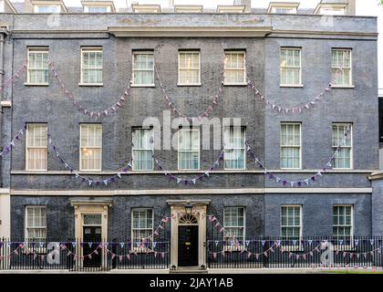 London, Großbritannien. 01.. Juni 2022. Vor den NR. 10 und NR. 11 wurden Bunting und Flaggen aufgesetzt, um das Jubiläumswochenende zu feiern und das Platin-Jubiläum der Königin zu feiern. Kredit: Imageplotter/Alamy Live Nachrichten Stockfoto