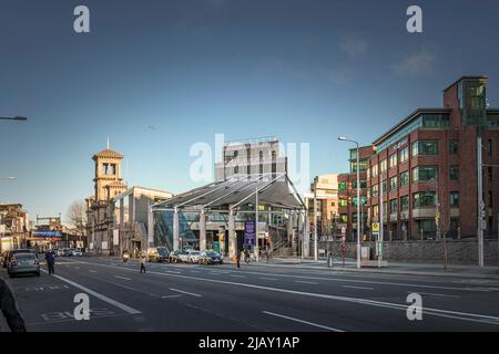 Kombination aus moderner und traditioneller Architektur am Bahnhof Connolly in den Docklands. Dublin. Irland. Stockfoto