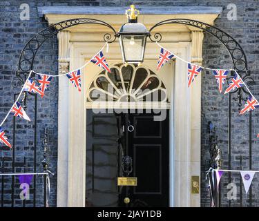 London, Großbritannien. 01.. Juni 2022. Vor den NR. 10 und NR. 11 wurden Bunting und Flaggen aufgesetzt, um das Jubiläumswochenende zu feiern und das Platin-Jubiläum der Königin zu feiern. Kredit: Imageplotter/Alamy Live Nachrichten Stockfoto