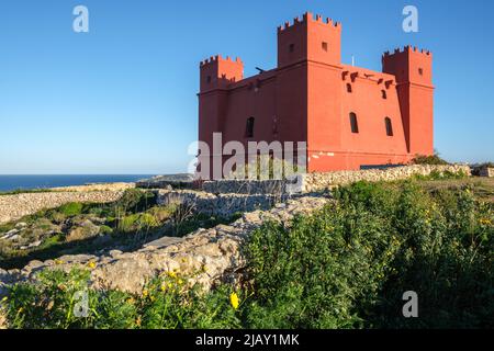 Der Rote Turm (St. Agatha's Tower) bei Abendsonne, Mellieha, Malta Stockfoto