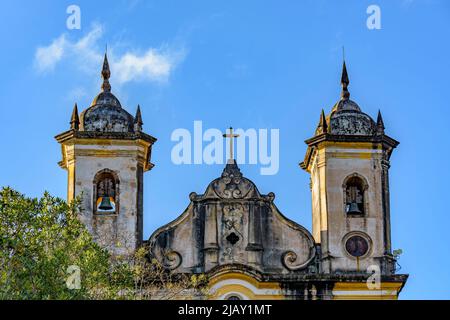 Barocke historische Kirchtürme mit ihren Glocken in Ouro Preto, Minas Gerais Stockfoto