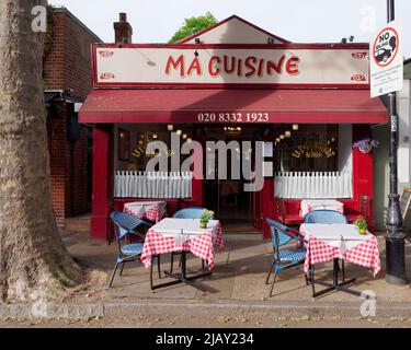 Kew, Greater London, England, Mai 18 2022: MA Cuisine La Petit Bistro im Dorf Kew Stockfoto