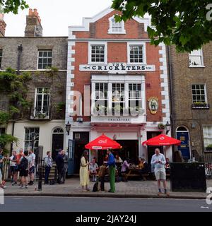 The Cricketers Public House aka Pub Exterior in Richmond. Der Pub blickt auf das Erholungsgebiet, das als Richmond Green bekannt ist. London Stockfoto