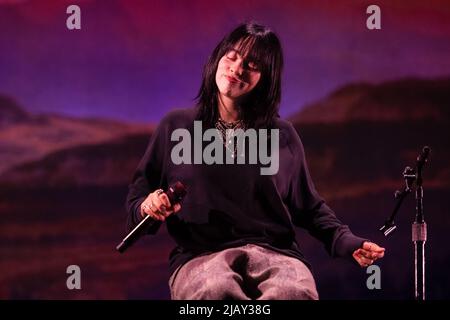 Bonn, Deutschland. 01.. Juni 2022. Popstar Billie Eilish singt auf der Bühne. Die Musikerin gab vor Beginn ihrer Europa-Tournee ein akustisches Konzert bei Telekom Electronic Beats. Quelle: Marius Becker/dpa/Alamy Live News Stockfoto