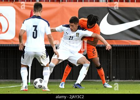 ALMERE - (lr) Nemanja Krsmanovic aus Serbien U19, Petar Ratkov aus Serbien U19, Mimeirhel Benita aus den Niederlanden U19 während des UEFA-Europameisterschafts-Qualifikationsspiels zwischen den Niederlanden U19 und Serbien U19 im Yanmar-Stadion am 1. Juni 2022 in Almere, Niederlande. ANP | NIEDERLÄNDISCHE HÖHE | GERRIT AUS KÖLN Stockfoto