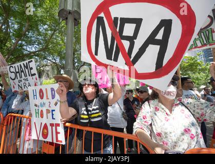 Houston, Texas, USA, 27 2022. Mai: Ein Protestler schreit vor eintreffenden Mitgliedern der National Rifle Association, während Hunderte von Demonstranten am ersten Tag der jährlichen NRA-Versammlung vor dem George R. Brown Convention Center zusammenkommen. ©Bob Daemmrich Stockfoto