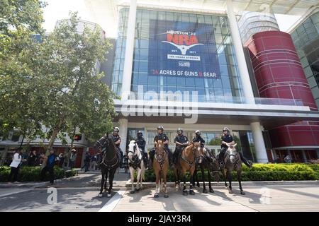 Houston Texas USA, 27 2022. Mai: Die Polizei zu Pferd beschützt das George R. Brown Convention Center in Houston, als sich Hunderte versammeln, um am ersten Tag der jährlichen NRA-Versammlung gegen die National Rifle Association zu protestieren. Die Veranstaltung begann nur drei Tage, nachdem ein Schütze eine Grundschule in Uvalde Texas, etwa 300 Meilen westlich, betrat und 19 Schüler und zwei Lehrer tötete. ©Bob Daemmrich Stockfoto