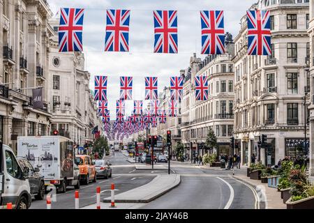 Union Jack-Flaggen hängen in der Regent Street, London, für das Platinum Jubilee 2022 der Queen. Stockfoto