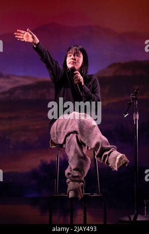 Bonn, Deutschland. 01.. Juni 2022. Popstar Billie Eilish singt auf der Bühne. Die Musikerin gab vor Beginn ihrer Europa-Tournee ein akustisches Konzert bei Telekom Electronic Beats. Quelle: Marius Becker/dpa/Alamy Live News Stockfoto