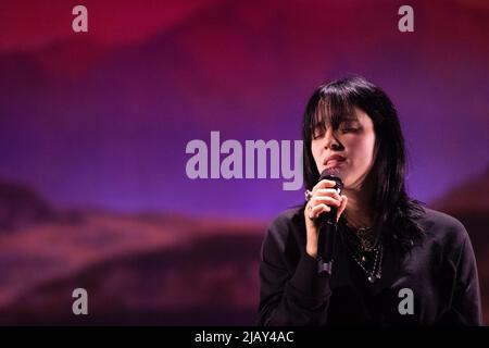 Bonn, Deutschland. 01.. Juni 2022. Popstar Billie Eilish singt auf der Bühne. Die Musikerin gab vor Beginn ihrer Europa-Tournee ein akustisches Konzert bei Telekom Electronic Beats. Quelle: Marius Becker/dpa/Alamy Live News Stockfoto