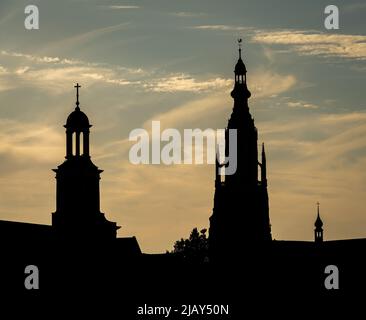 Silhouette der ikonischen großen Kirche von Breda, Niederlande, bei Sonnenuntergang Stockfoto