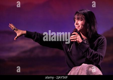 Bonn, Deutschland. 01.. Juni 2022. Popstar Billie Eilish singt auf der Bühne. Die Musikerin gab vor Beginn ihrer Europa-Tournee ein akustisches Konzert bei Telekom Electronic Beats. Quelle: Marius Becker/dpa/Alamy Live News Stockfoto
