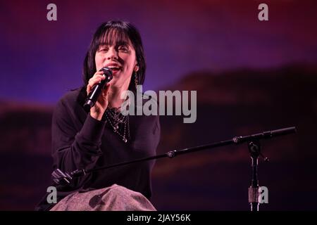 Bonn, Deutschland. 01.. Juni 2022. Popstar Billie Eilish singt auf der Bühne. Die Musikerin gab vor Beginn ihrer Europa-Tournee ein akustisches Konzert bei Telekom Electronic Beats. Quelle: Marius Becker/dpa/Alamy Live News Stockfoto