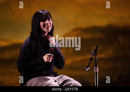 Bonn, Deutschland. 01.. Juni 2022. Popstar Billie Eilish singt auf der Bühne. Die Musikerin gab vor Beginn ihrer Europa-Tournee ein akustisches Konzert bei Telekom Electronic Beats. Quelle: Marius Becker/dpa/Alamy Live News Stockfoto