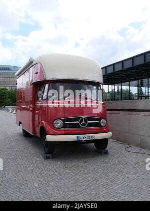 Berlin, 30. Mai 2022, Mercedes Benz L 319 als Kastenwagen Stockfoto