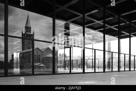 Berlin, 30. Mai 2022, Glasfassade der Neuen Nationalgalerie, in der sich die Matthäuskirche widerspiegelt Stockfoto