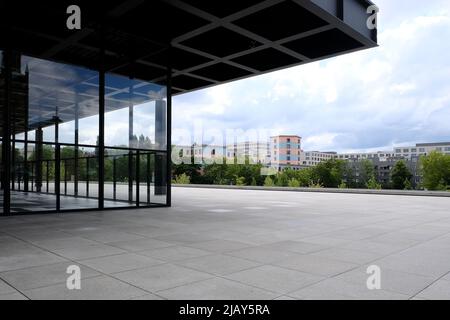 Berlin, 30. Mai 2022, Blick von der Terrasse der Neuen Nationalgalerie auf das (Sozialwissenschaftliche Forschungszentrum Berlin). Berlin. Stockfoto