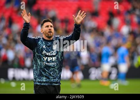 London, Großbritannien. 01.. Juni 2022. Lionel Messi (10 Argentinien) beim Aufwärmen vor dem UEFA CONMEBOL Finalissima 2022-Fußballspiel zwischen Italien und Argentinien im Wembley-Stadion in London, England. Cristiano Mazzi/SPP Credit: SPP Sport Press Photo. /Alamy Live News Stockfoto