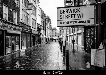 Berwick Street an einem regnerischen Tag im Londoner Stadtteil Soho, während der Sperre. Schwarz-Weiß-Straßenfotografie Stockfoto