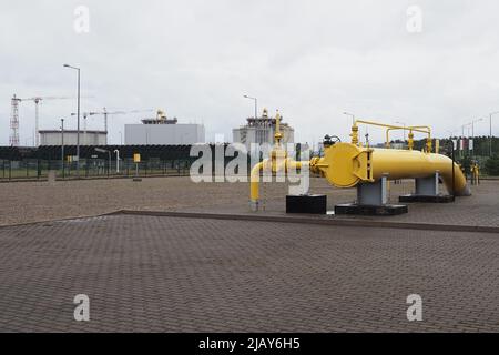 Swinoujscie, Polen. 27. Mai 2022. Das von Polskie LNG S.A. betriebene LNG-Terminal besteht aus zwei Speichertanks. Ein dritter Tank (links) befindet sich im Aufbau Stockfoto