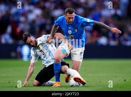 Der Argentinier Nicolás Tagliafico bekämpft den italienischen Federico Bernardeschi während des Finalissima 2022-Spiels im Londoner Wembley-Stadion. Bilddatum: Mittwoch, 1. Juni 2022. Stockfoto